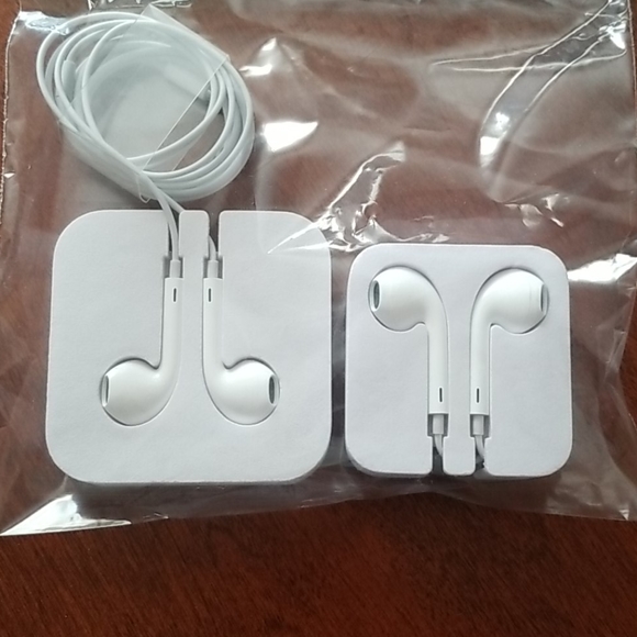 2 Pairs NEW Apple Earbuds - Picture 1 of 2